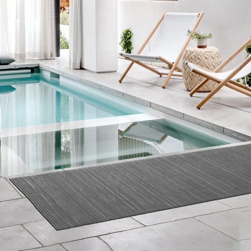 Swimming pool mat